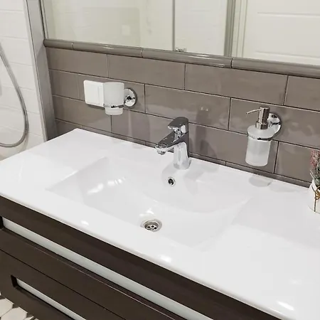 Apartments, Quiet With Free Parking And Ac. Apartment